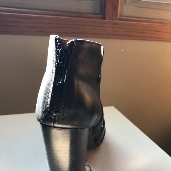 Black open toe heels - Picture 2 of 8